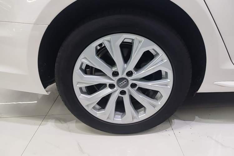 Used Audi A4L 2018 30th Anniversary Edition 40 TFSI Trendy Model Right Rear Wheel Hub