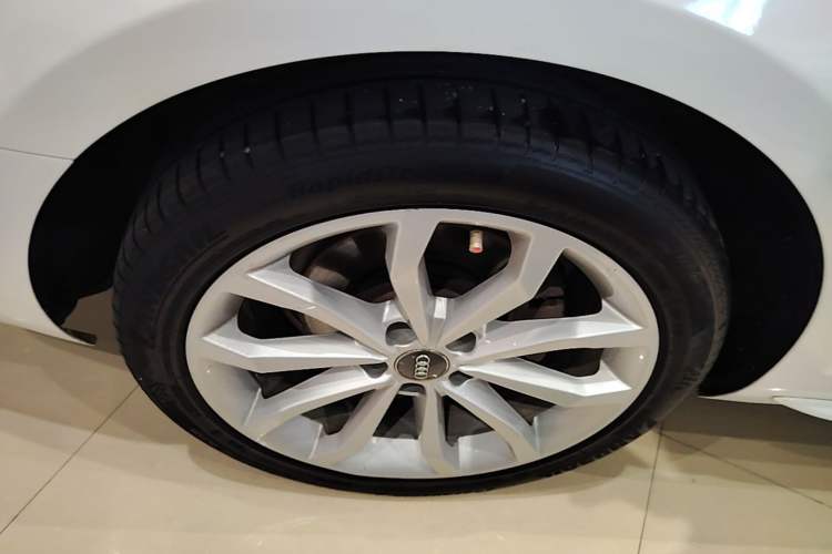 Used Audi A4L 2018 30th Anniversary Edition 40 TFSI Trendy Model Right Rear Wheel Hub