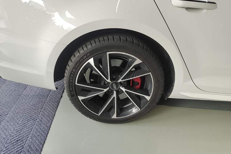 Used Audi A4L 2018 30th Anniversary Edition 45 TFSI quattro Individual Sport Edition Right Rear Wheel Hub