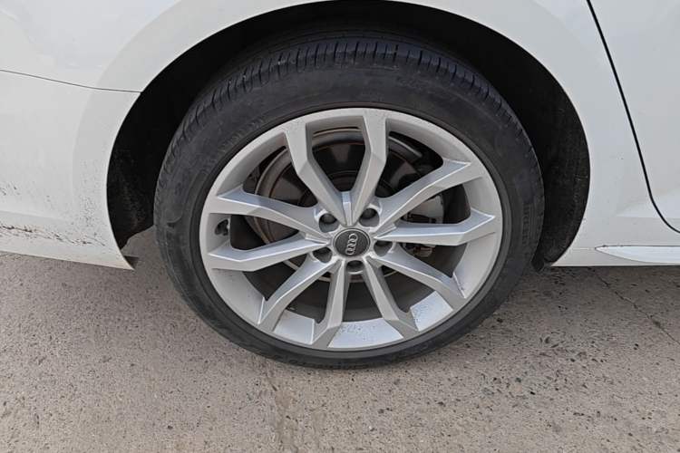 Used Audi A4L 2018 30th Anniversary Edition 40 TFSI Fashion Model Right Rear Wheel Hub