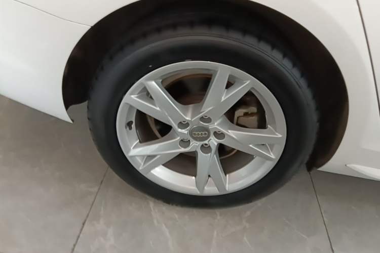 Used Audi A4L 2018 30th Anniversary Edition 40 TFSI Trendy Model Right Rear Wheel Hub
