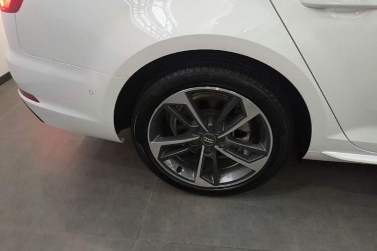 Used Audi A4L 2018 30th Anniversary Edition 40 TFSI Sport Edition Right Rear Wheel Hub