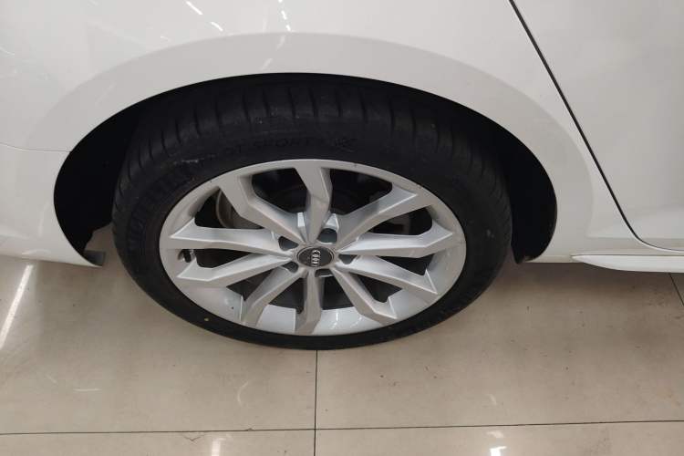 Used Audi A4L 2018 30th Anniversary Edition 40 TFSI Fashion Model Right Rear Wheel Hub