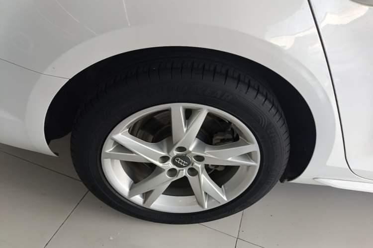 Used Audi A4L 2018 30th Anniversary Edition 40 TFSI Trendy Model Right Rear Wheel Hub