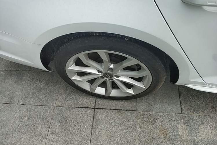 Used Audi A4L 2018 30th Anniversary Edition 40 TFSI Fashion Model Right Rear Wheel Hub
