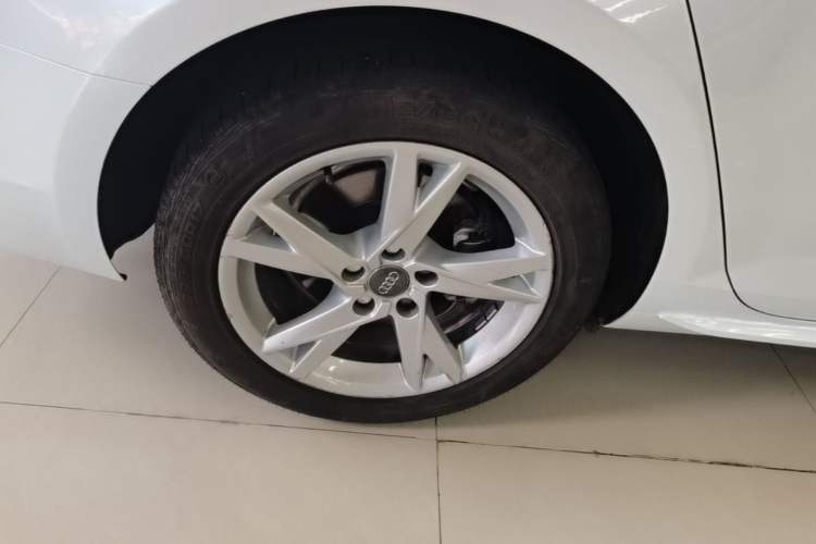 Used Audi A4L 2018 30th Anniversary Edition 40 TFSI Trendy Model Right Rear Wheel Hub