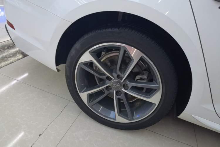 Used Audi A4L 2018 30th Anniversary Edition 40 TFSI Fashion Model Right Rear Wheel Hub