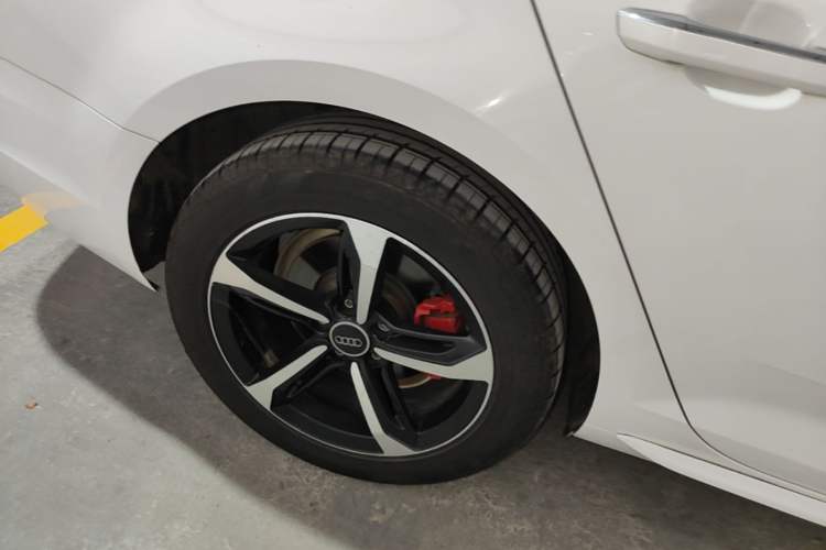 Used Audi A4L 2018 30th Anniversary Edition 40 TFSI Trendy Model Right Rear Wheel Hub
