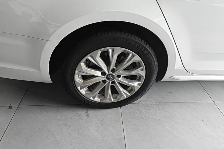 Used Audi A4L 2018 30th Anniversary Edition 40 TFSI Trendy Model Right Rear Wheel Hub