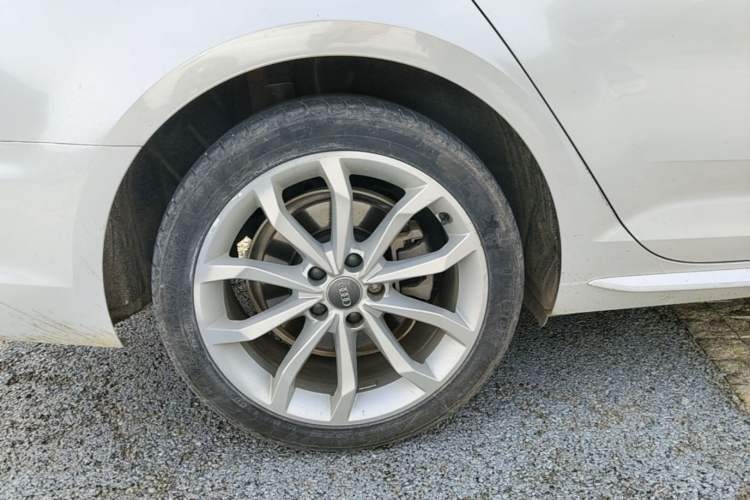 Used Audi A4L 2018 30th Anniversary Edition 40 TFSI Trendy Model Right Rear Wheel Hub