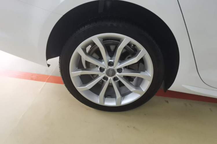Used Audi A4L 2018 30th Anniversary Edition 40 TFSI Fashion Model Right Rear Wheel Hub