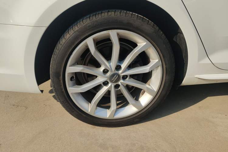 Used Audi A4L 2018 30th Anniversary Edition 40 TFSI Fashion Model Right Rear Wheel Hub