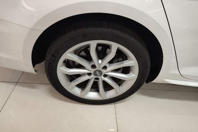 Used Audi A4L 2018 30th Anniversary Edition 40 TFSI Fashion Model Right Rear Wheel Hub