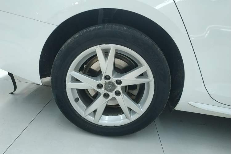 Used Audi A4L 2018 30th Anniversary Edition 40 TFSI Trendy Model Right Rear Wheel Hub
