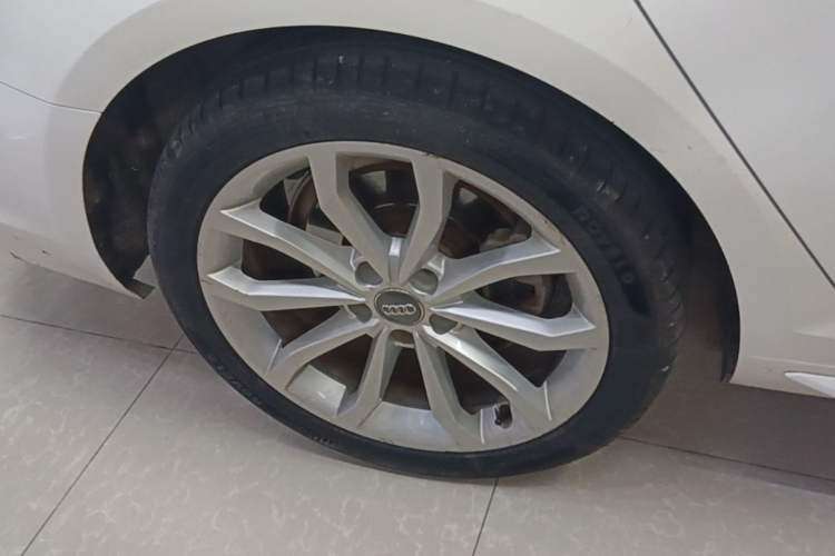 Used Audi A4L 2018 30th Anniversary Edition 40 TFSI Fashion Model Right Rear Wheel Hub