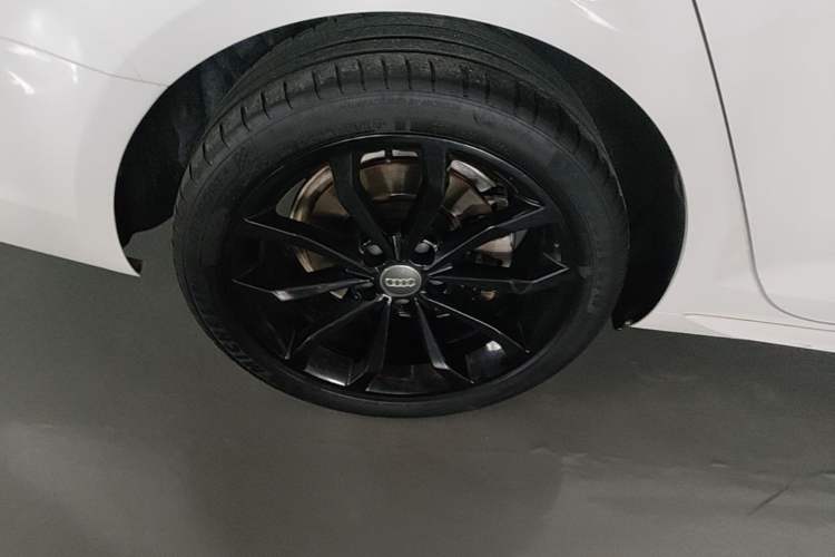 Used Audi A4L 2018 30th Anniversary Edition 40 TFSI Fashion Model Right Rear Wheel Hub