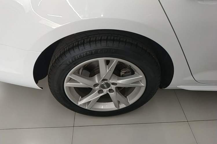 Used Audi A4L 2018 30th Anniversary Edition 40 TFSI Trendy Model Right Rear Wheel Hub