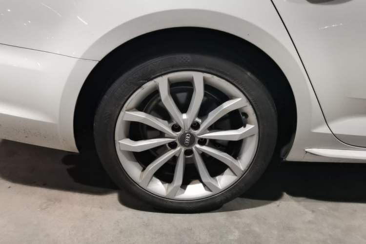 Used Audi A4L 2018 30th Anniversary Edition 40 TFSI Fashion Model Right Rear Wheel Hub