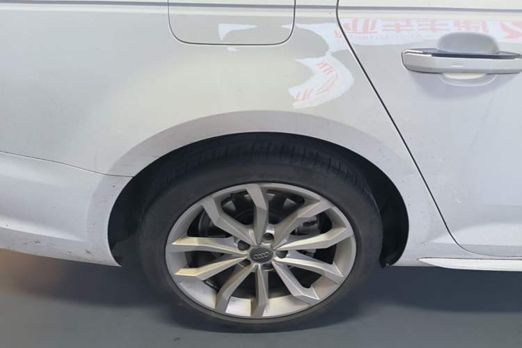 Used Audi A4L 2018 30th Anniversary Edition 40 TFSI Fashion Model Right Rear Wheel Hub