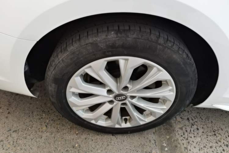 Used Audi A4L 2018 30th Anniversary Edition 40 TFSI Trendy Model Right Rear Wheel Hub