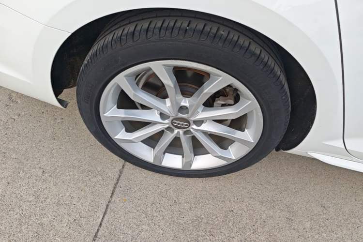 Used Audi A4L 2018 30th Anniversary Edition 40 TFSI Fashion Model Right Rear Wheel Hub