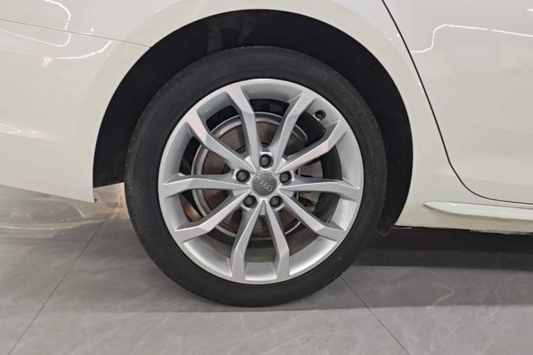 Used Audi A4L 2018 30th Anniversary Edition 40 TFSI Fashion Model Right Rear Wheel Hub