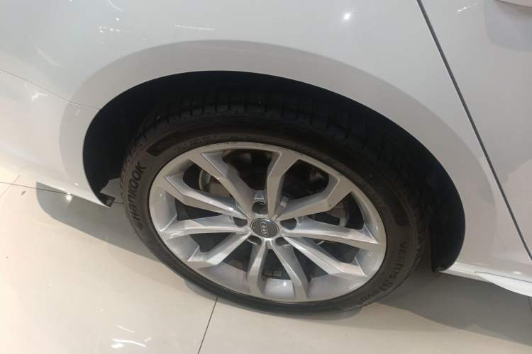 Used Audi A4L 2018 30th Anniversary Edition 40 TFSI Fashion Model Right Rear Wheel Hub