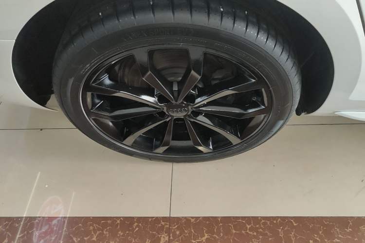Used Audi A4L 2018 30th Anniversary Edition 40 TFSI Trendy Model Right Rear Wheel Hub