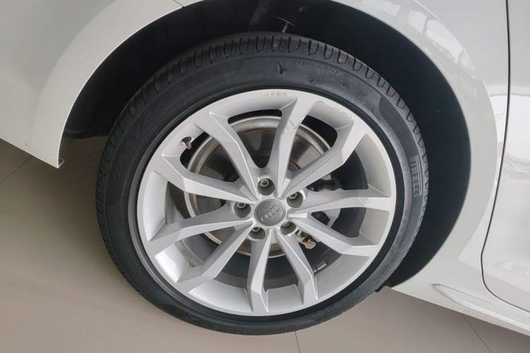 Used Audi A4L 2018 30th Anniversary Edition 40 TFSI Fashion Model Right Rear Wheel Hub