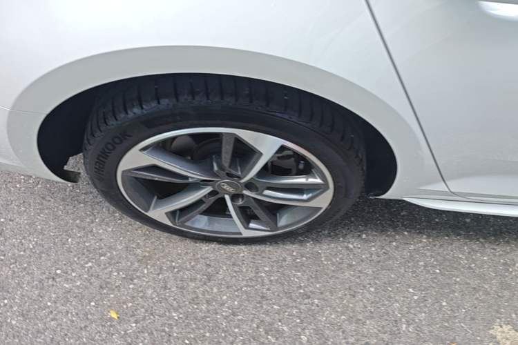 Used Audi A4L 2018 30th Anniversary Edition 40 TFSI Sport Edition Right Rear Wheel Hub
