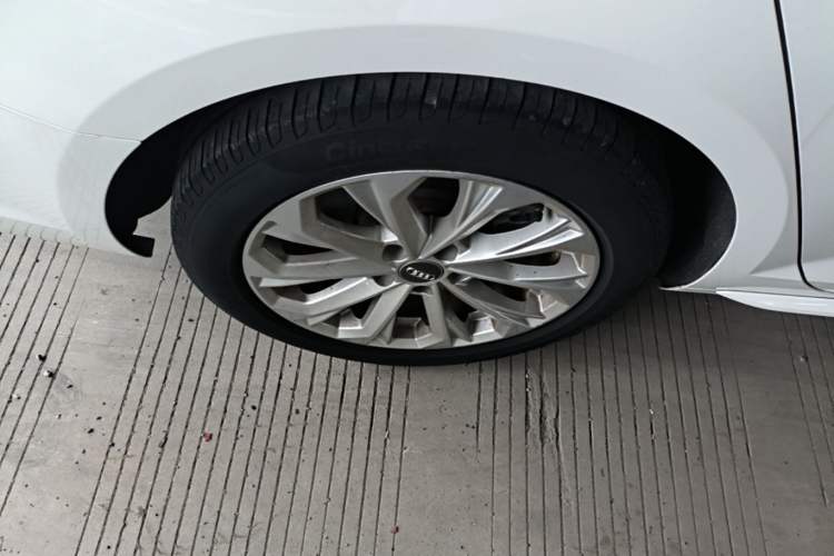 Used Audi A4L 2018 30th Anniversary Edition 40 TFSI Trendy Model Right Rear Wheel Hub