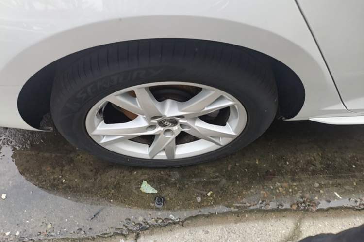 Used Audi A4L 2018 30th Anniversary Edition 40 TFSI Trendy Model Right Rear Wheel Hub