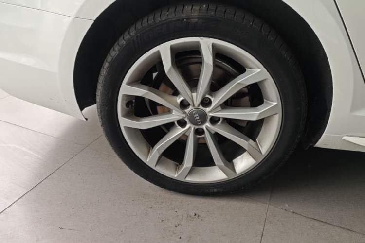 Used Audi A4L 2018 30th Anniversary Edition 40 TFSI Trendy Model Right Rear Wheel Hub