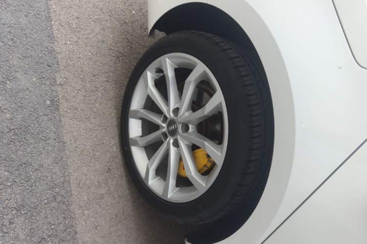 Used Audi A4L 2018 30th Anniversary Edition 40 TFSI Fashion Model Right Rear Wheel Hub