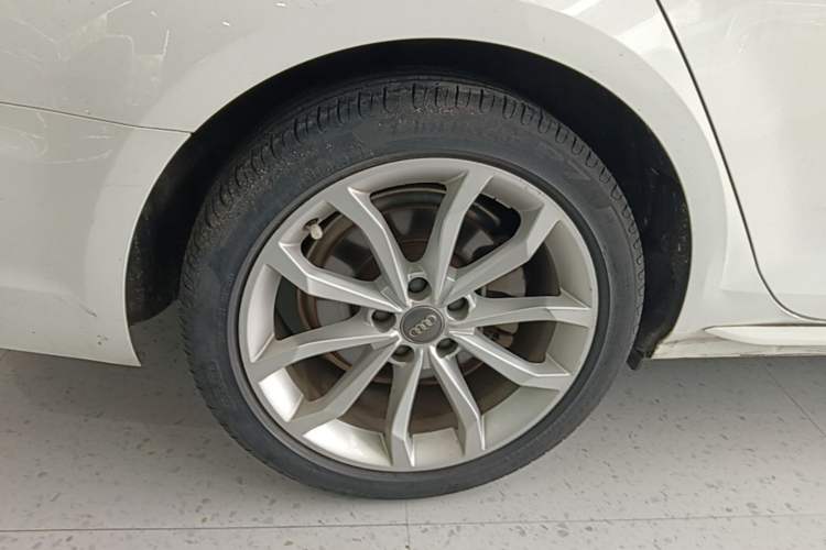 Used Audi A4L 2018 30th Anniversary Edition 40 TFSI Fashion Model Right Rear Wheel Hub