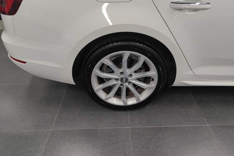 Used Audi A4L 2018 30th Anniversary Edition 40 TFSI Trendy Model Right Rear Wheel Hub