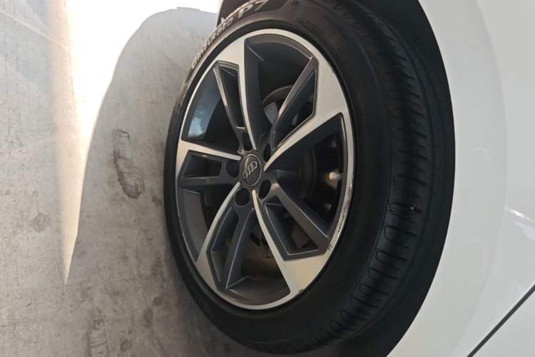 Used Audi A4L 2018 30th Anniversary Edition 40 TFSI Trendy Model Right Rear Wheel Hub