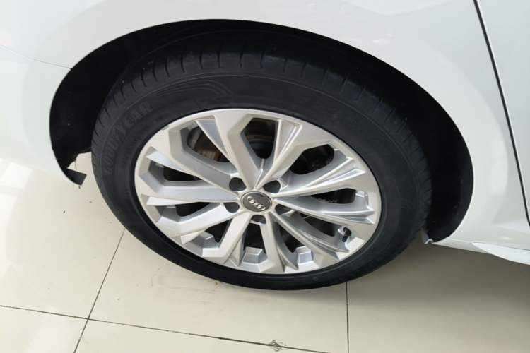Used Audi A4L 2018 30th Anniversary Edition 40 TFSI Trendy Model Right Rear Wheel Hub