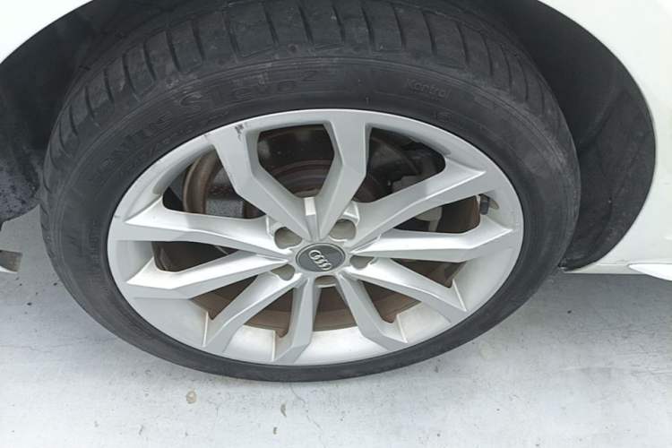 Used Audi A4L 2018 30th Anniversary Edition 40 TFSI Fashion Model Right Rear Wheel Hub