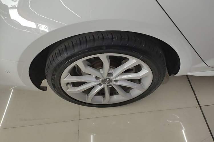 Used Audi A4L 2018 30th Anniversary Edition 40 TFSI Fashion Model Right Rear Wheel Hub
