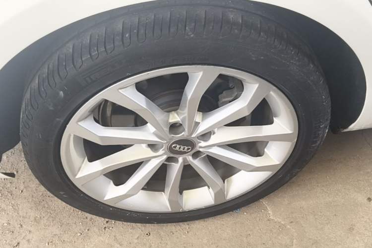 Used Audi A4L 2018 30th Anniversary Edition 40 TFSI Trendy Model Right Rear Wheel Hub