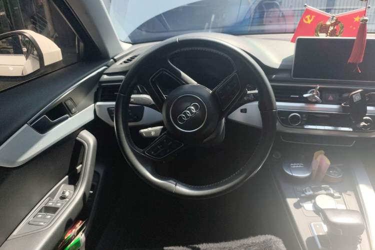 Used Audi A4L 2018 30th Anniversary Edition 40 TFSI Fashion Model Steering Wheel