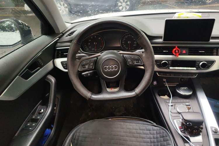 Used Audi A4L 2018 30th Anniversary Edition 45 TFSI quattro Individual Sport Edition Steering Wheel