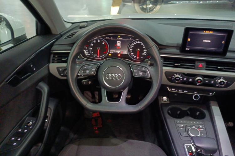 Used Audi A4L 2018 30th Anniversary Edition 40 TFSI Trendy Model Steering Wheel