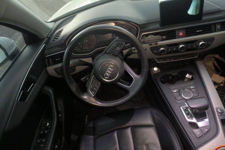 Used Audi A4L 2018 30th Anniversary Edition 40 TFSI Trendy Model Steering Wheel