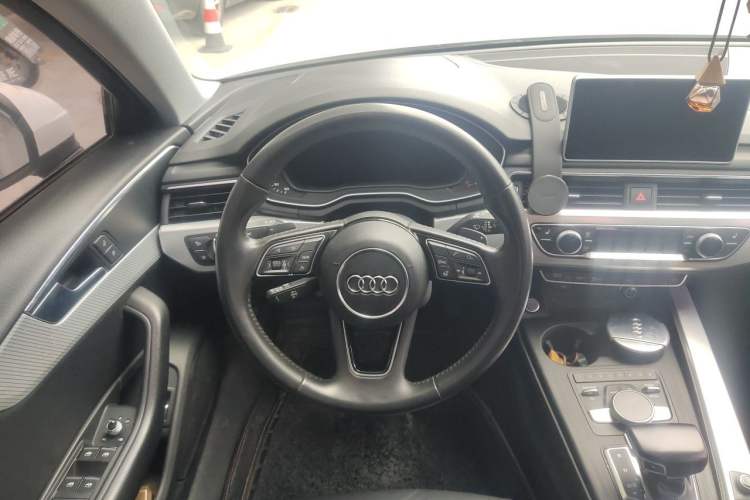 Used Audi A4L 2018 30th Anniversary Edition 40 TFSI Fashion Model Steering Wheel