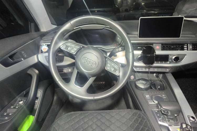 Used Audi A4L 2018 30th Anniversary Edition 40 TFSI Fashion Model Steering Wheel