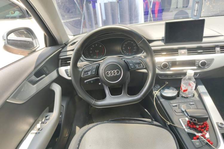 Used Audi A4L 2018 30th Anniversary Edition 45 TFSI quattro Individual Sport Edition Steering Wheel