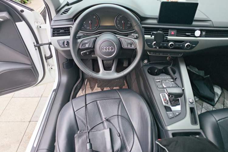 Used Audi A4L 2018 30th Anniversary Edition 40 TFSI Trendy Model Steering Wheel