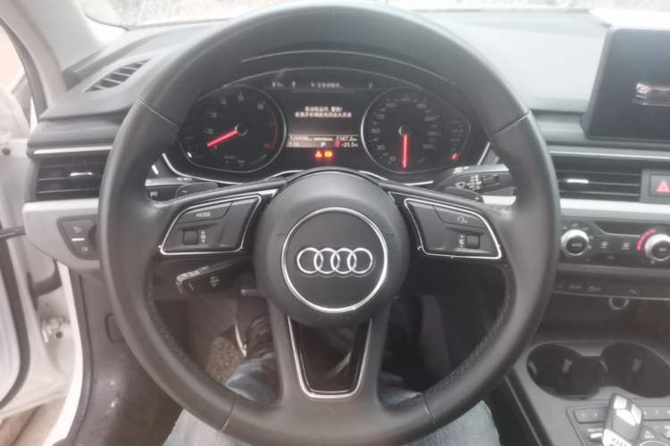 Used Audi A4L 2018 30th Anniversary Edition 40 TFSI Trendy Model Steering Wheel